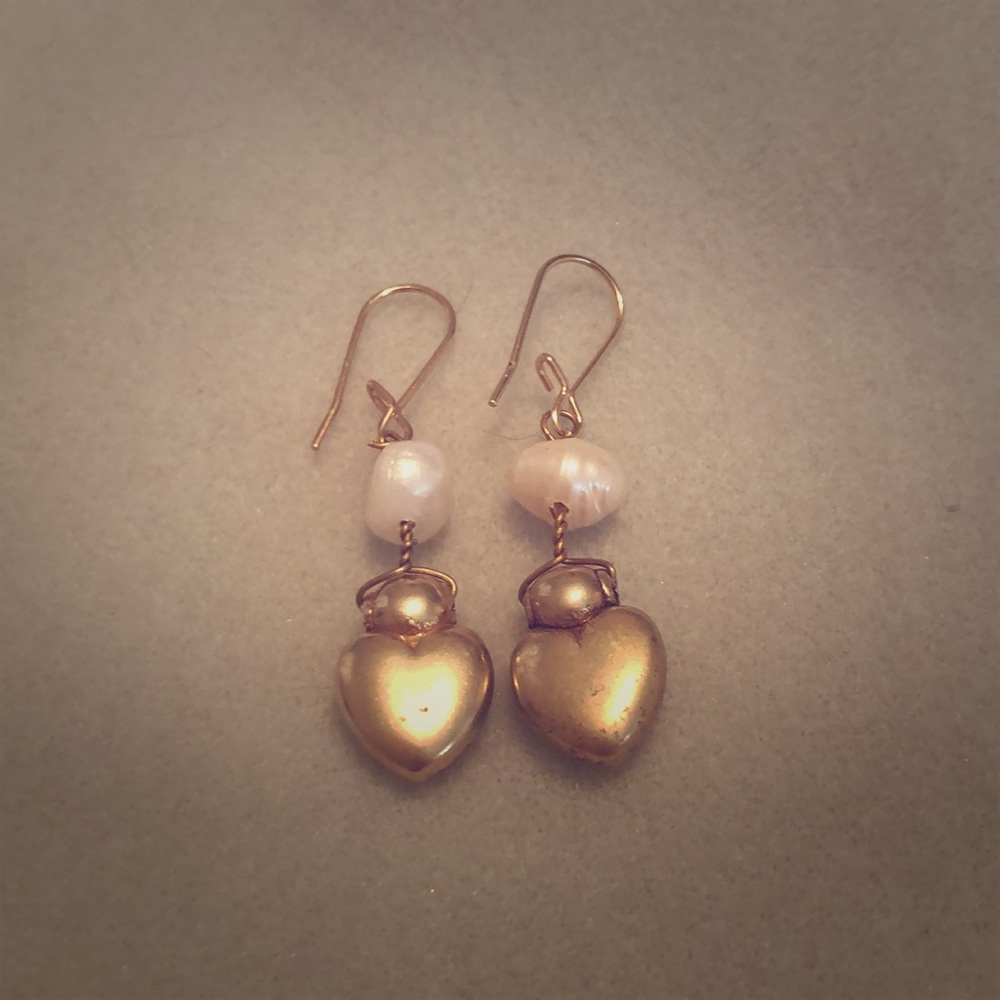 Awesome pearl airings with a cute heart charm :-)